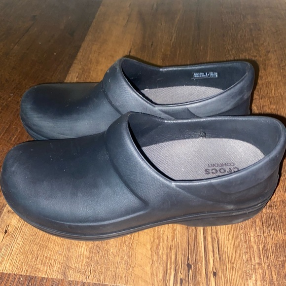 CROC Clogs - Picture 1 of 6